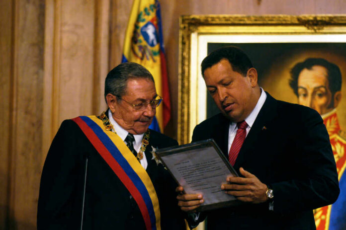 Caracas,(venezuela),December,13,,2008.,The,Former,Presidents,Of,Cuba, Two officials examine a framed document during a ceremony