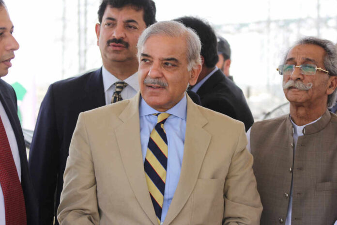 Bahawalpur,,Punjab,Pakistan,-,05,May,2015,:,Chief,Minister Group of men in formal attire engaged in conversation outdoors