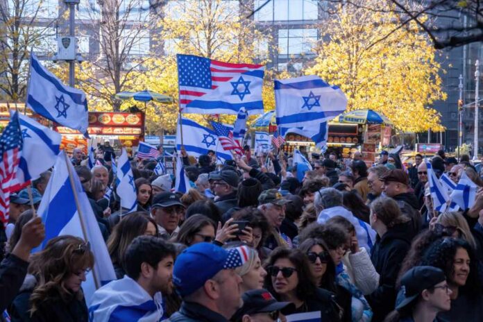 New,York,,Ny,,Usa,November,19,,2023:,A,Pro-israel,Rally Crowd waving Israeli and American flags at a city rally