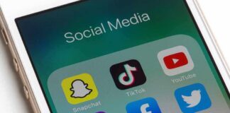 Smartphone screen showing social media app icons