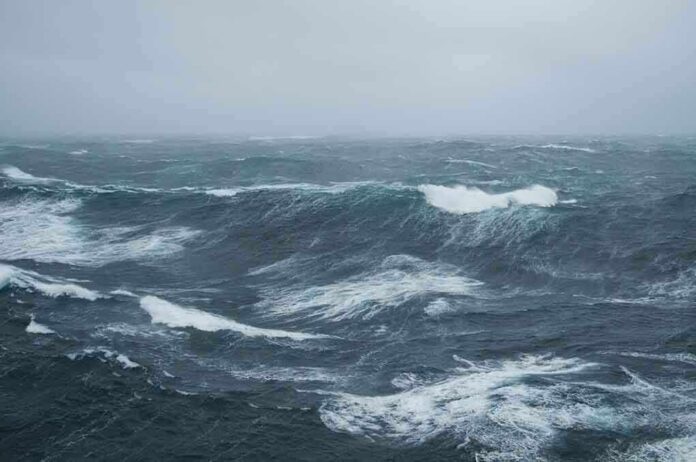 shutterstock_65406475 Rough ocean waves under a cloudy sky